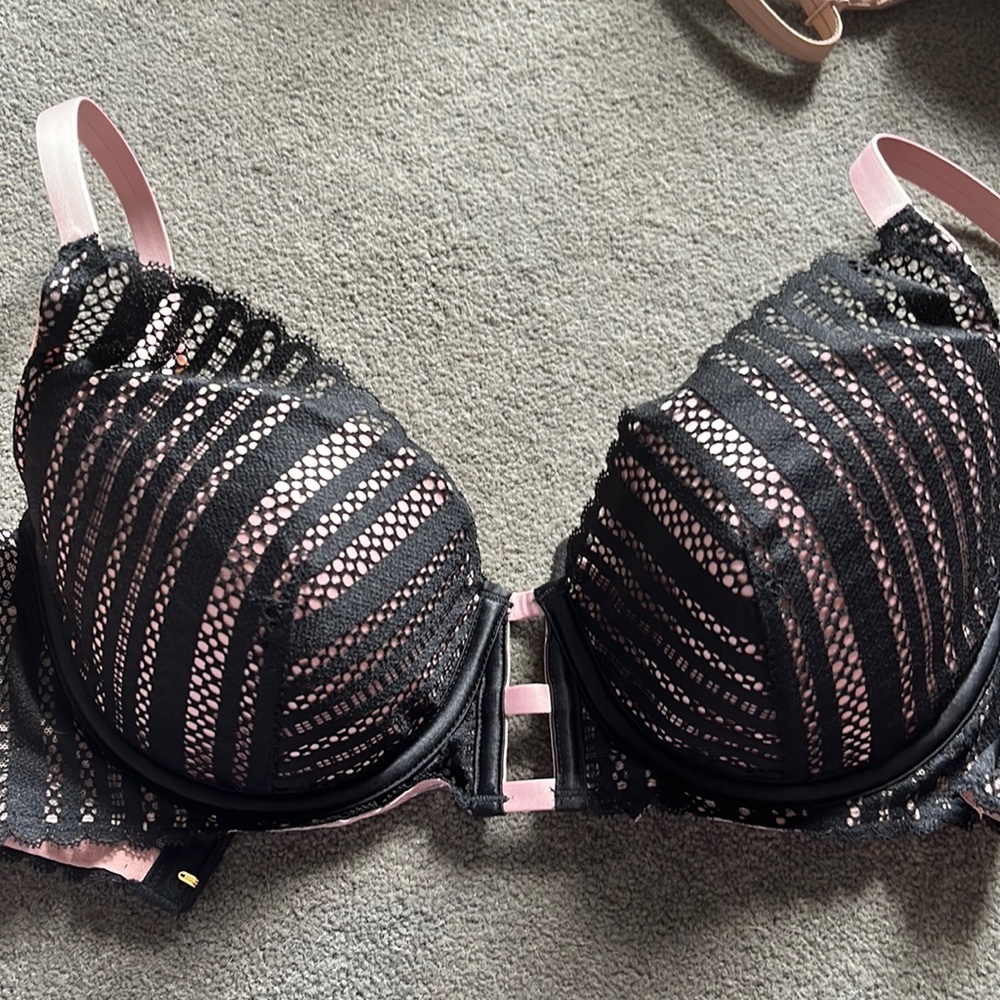 Brand new VS plunge bra
